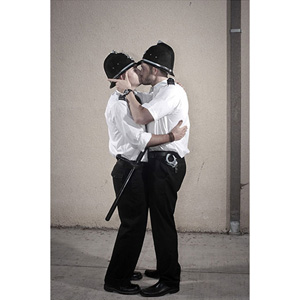 Kissing policeman (Plastic Jesus)